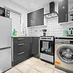 Emerald Suite - Luxury Cosy City Apartment