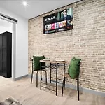 Emerald Suite - Luxury Cosy City Apartment